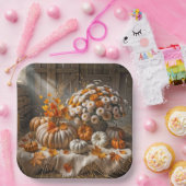Kürbis und Mums im Herbst in einer Scheune Pappteller (Party)