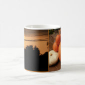 Kürbis und Sonnenuntergang inmitten einer unangene Kaffeetasse (Mittel)