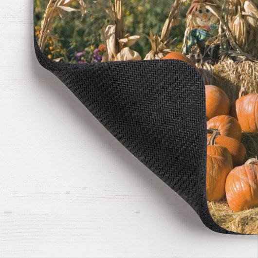 Kürbisanzeige mit Heuballen und Vogelscheuchen Mousepad (Ecke)
