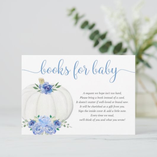 Kürbisblau-weiße Blumenbücher für Babyenclone Begleitkarte (Stehend Vorderseite)