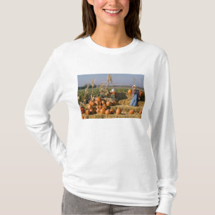 Kürbisdisplay mit Heuballen und Vogelscheuchen T-Shirt