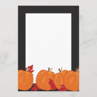 Kürbise und Blätter auf schwarzer Fall-Einladung