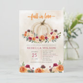 Kürbisfall in Liebe Fall Brautparty Einladung (Stehend Vorderseite)