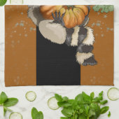 Kürbisgewürz! Auf einem Roll Pumpkin Raccoon Geschirrtuch (Gefaltet)