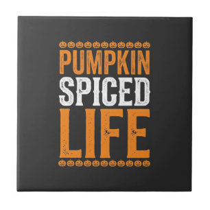 Kürbisgewürztes Leben Halloween-Typografie-Design_ Fliese