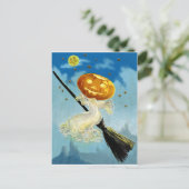Kürbishexe fliegt auf einen Besen nachts Postkarte (Stehend Vorderseite)