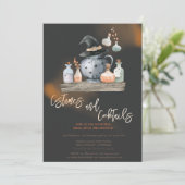 Kürbishexen Kostüme & Cocktail Schwarzes Halloween Einladung (Stehend Vorderseite)