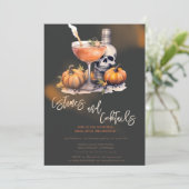 Kürbiskostümen und Cocktail Schwarzes Halloween Einladung (Stehend Vorderseite)