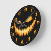 Kürbislaterne in der Dunkelheit mit einem Runde Wanduhr (Winkel)