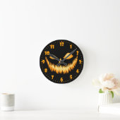 Kürbislaterne in der Dunkelheit mit einem Runde Wanduhr (Zuhause)