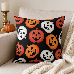 Kürbisse als Halloween-Kürbislaternen in Schwarz Kissen