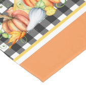 Kürbisse auf schwarzem Gingham Großer Tischläufer (Ecke)