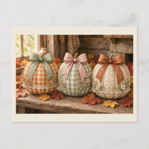 Kürbisse mit Schleifen auf einem rustikalen Herbst Postkarte