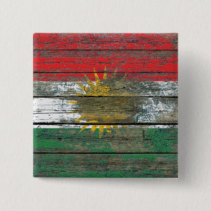 Kurdische Flagge auf rauem Holz verschalt Effekt Button