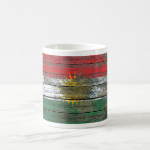 Kurdische Flagge auf rauem Holz verschalt Effekt Kaffeetasse