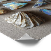 Kurierte Sammlung kleiner opalisierter Fossilien Poster (Ecke)