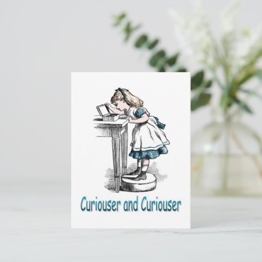 Kuriouser und Kuriouser Postkarte (Stehend Vorderseite)