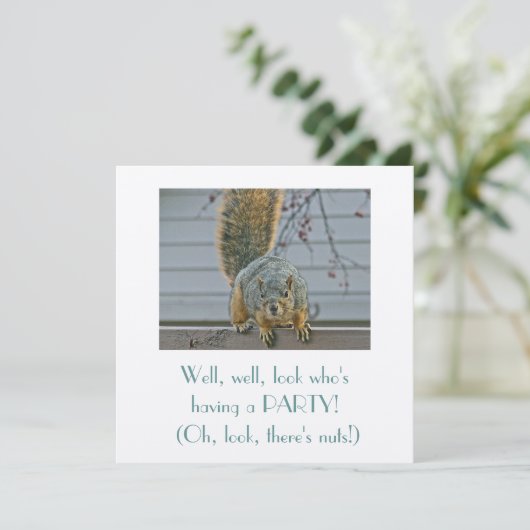 KURIOUSSQUIRREL AM ZENTRUM MIT BLICK IN DAS HAUS EINLADUNG (Stehend Vorderseite)