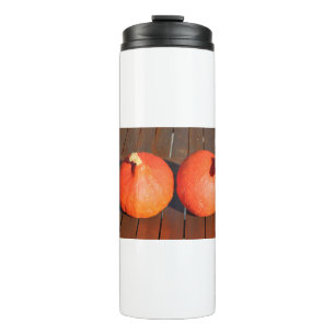 Kürme auf einem Holztisch Thermosbecher