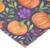 Kürme auf lila Muster Tischdecke (Schrägansicht)