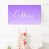 Kursiver Schriftname & editierbarer helllila Ombre Banner (Insitu)