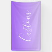 Kursiver Schriftname & editierbarer helllila Ombre Banner (Vertikal)