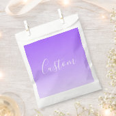 Kursiver Schriftname & editierbarer helllila Ombre Geschenktütchen (Ausgeschnitten)