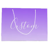 Kursiver Schriftname & editierbarer helllila Ombre Große Geschenktüte (Rückseite)