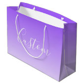 Kursiver Schriftname & editierbarer helllila Ombre Große Geschenktüte (Rückseite Schrägansicht)