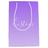 Kursiver Schriftname & editierbarer helllila Ombre Mittlere Geschenktüte (Vorderseite)