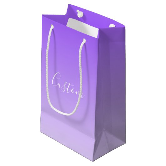 Kursiver Schriftname & editierbarer leichter lila Kleine Geschenktüte (Vorderseite Schrägansicht)