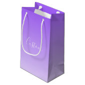 Kursiver Schriftname & editierbarer leichter lila Kleine Geschenktüte (Rückseite Schrägansicht)