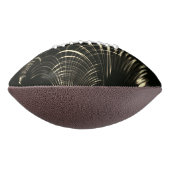 Kurven in Khaki-Farbe und dunklem Hintergrund Football (Gedreht 90)