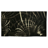 Kurven in Khaki-Farbe und dunklem Hintergrund Kissenbezug (Vorderseite-Links)