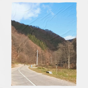 Kurvenreiche Straße durch den Wald – Wilde Natur R Fleecedecke