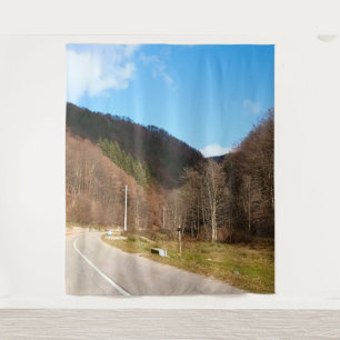 Kurvenreiche Straße durch den Wald – Wilde Natur R Wandteppich