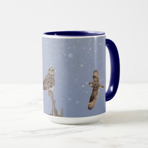 Kurze Eule an einem schneebedeckten Tag Tasse