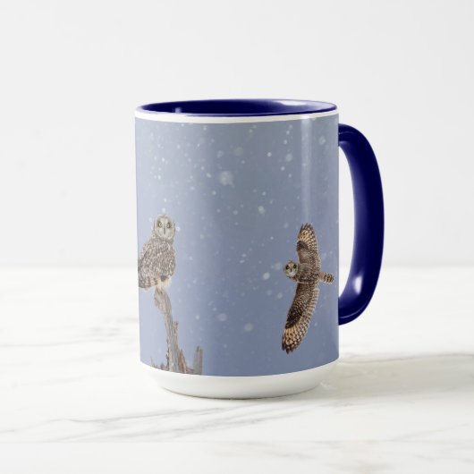 Kurze Eule an einem schneebedeckten Tag Tasse (VorderseiteRechts)