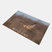 Kurze Eule im Flug Fußmatte (Schrägansicht)