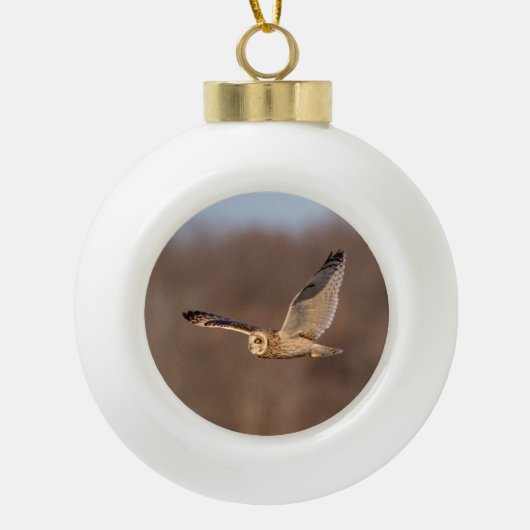 Kurze Eule im Flug Keramik Kugel-Ornament (Vorderseite)