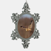 Kurze Eule im Flug Schneeflocken Zinn-Ornament (Links)