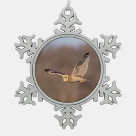 Kurze Eule im Flug Schneeflocken Zinn-Ornament