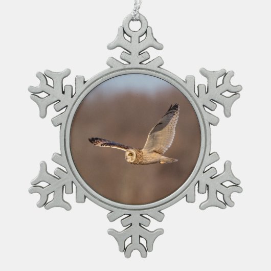 Kurze Eule im Flug Schneeflocken Zinn-Ornament (Vorderseite)
