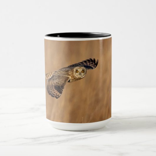 Kurze Eule im Grasland Tasse (Zentrum)