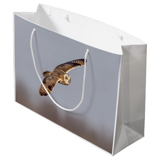 Kurze Eule im Shawangunk-Grasland Große Geschenktüte (Rückseite Schrägansicht)