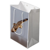 Kurze Eule im Shawangunk-Grasland Mittlere Geschenktüte (Vorderseite Schrägansicht)