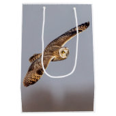 Kurze Eule im Shawangunk-Grasland Mittlere Geschenktüte (Rückseite)