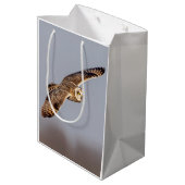 Kurze Eule im Shawangunk-Grasland Mittlere Geschenktüte (Rückseite Schrägansicht)