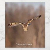 Kurze Eule taucht in Richtung Boden Weinetikett (Einzelnes Label)