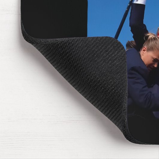 Kurze Faust gepumpt 2024 Beten für Trump nie geben Mousepad (Ecke)